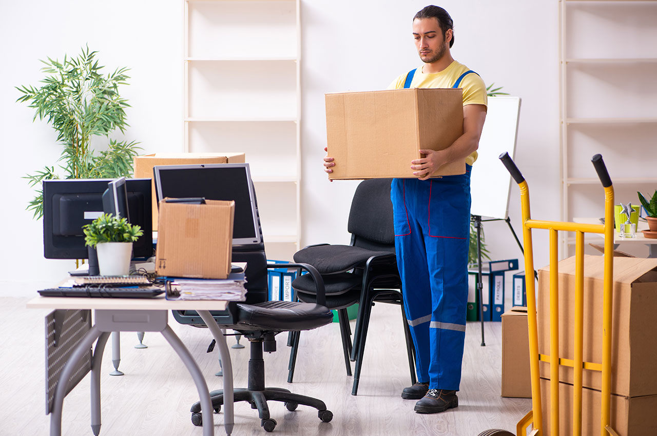a mover following a moving offices checklist